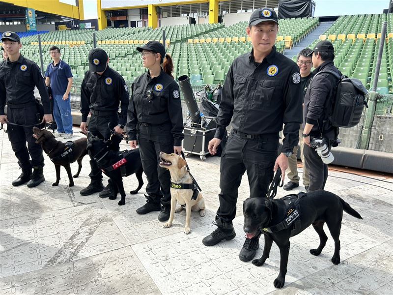 警方同步動員保安警察大隊特勤霹靂小組、刑事警察大隊偵爆犬到場聯防。（圖／翻攝畫面）