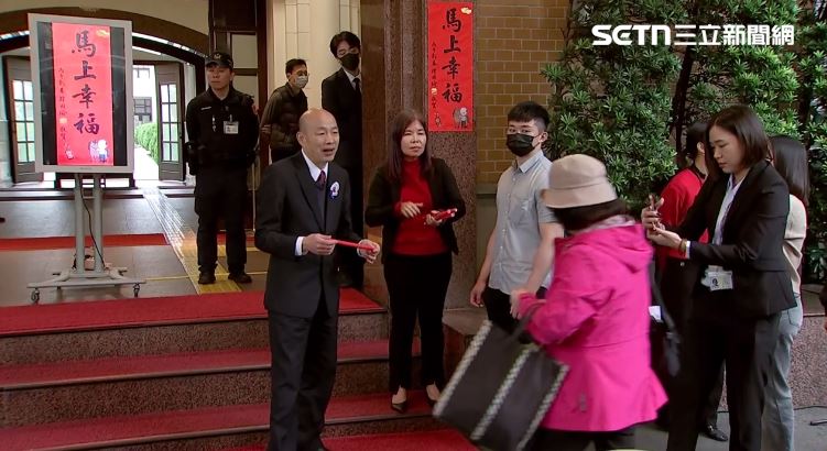 韓國瑜發限量版春聯，吸引韓粉排隊，發了一個多小時才發完（圖／翻攝畫面）