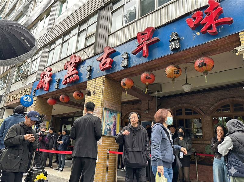 黃仁勳今晚將與供應鏈客戶一起餐敘,現場已有大批媒體守候,兆元宴之前黃仁勳先去四平街買蜜餞。(圖/記者余國棟攝影)(圖經AI清晰度調整)