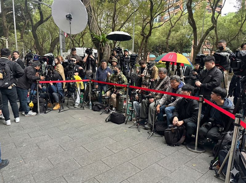 黃仁勳今晚將與供應鏈客戶一起餐敘,現場已有大批媒體守候,兆元宴之前黃仁勳先去四平街買蜜餞。(圖/記者余國棟攝影)(圖經AI清晰度調整)