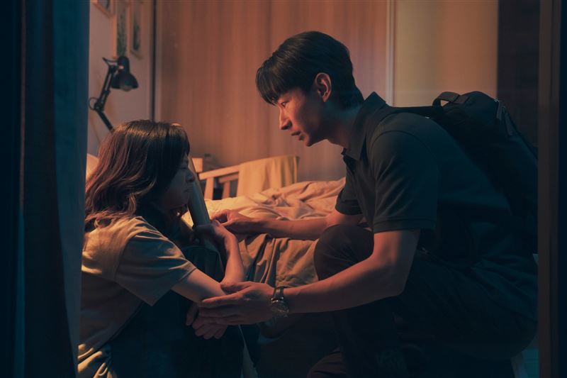 《人生只租不賣》感情線展開,幸琪遇酒醉房客,程軒趕來救她。(圖/公視台語台提供)