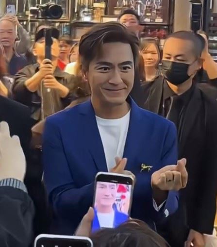 面對人潮，馬國明全程保持親民微笑，不時揮手與粉絲打招呼。（圖／翻攝自網路）