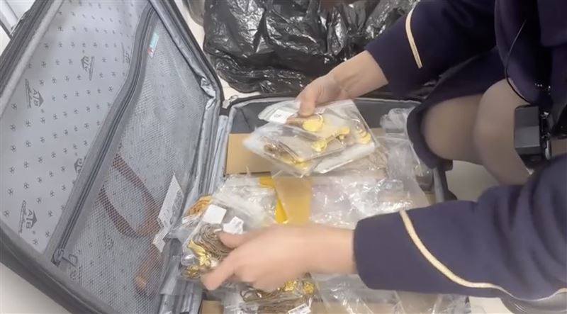 高鐵行李箱重到2人抬不動 驚見12KG黃金