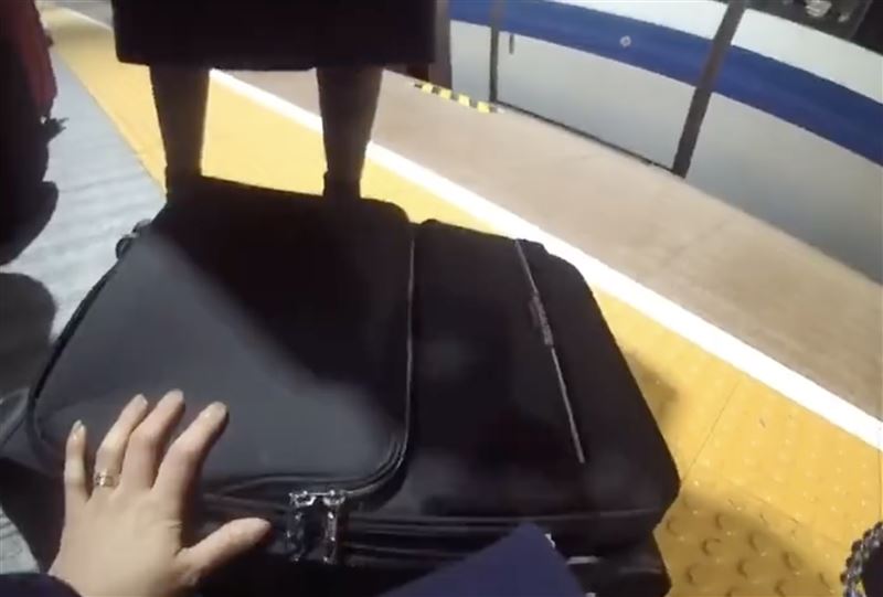 列車長巡視車廂時，發現一個被遺忘的黑色行李箱。（圖／翻攝自微博）