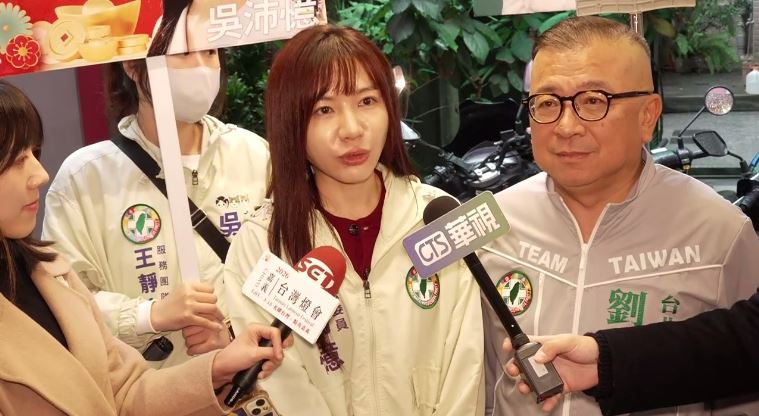 民進黨立委吳沛憶與台北市議員劉耀仁到市場掃街拜早年（圖／翻攝畫面）