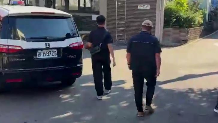 檢警相驗時女子的前夫（戴帽子者）現身殯儀館。（圖／翻攝畫面）