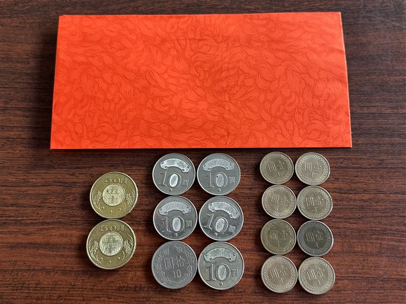 備妥硬幣放紅包袋過香爐，發財金放對位置威力更強。(圖／命理老師楊登嵙提供）