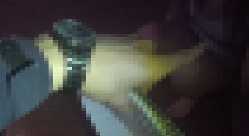 中壢警方破獲經營「半套」的養生館，越南女子在小房間內驚聲大叫。（圖／翻攝畫面）