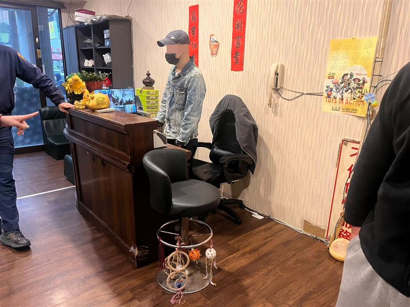 中壢警方破獲養生館從事「半套」性交易。（圖／翻攝畫面）