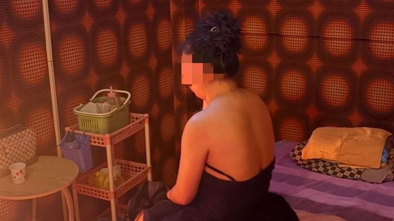 小房間「半套ing」壢警破門 越南妹驚叫