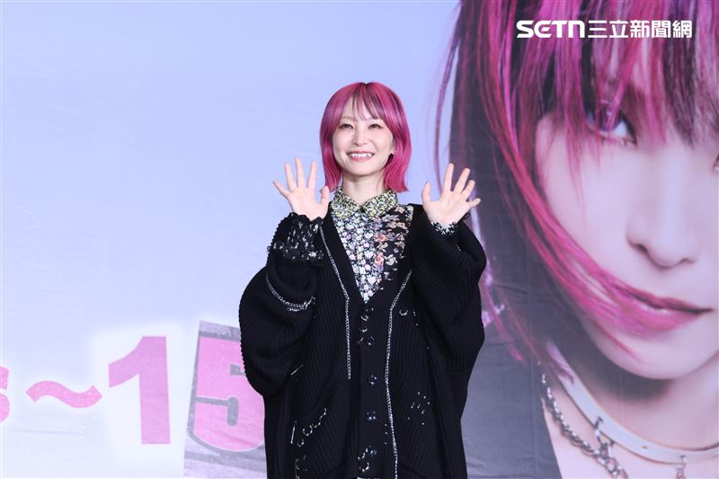 LiSA現身台北車站大廳舉辦 Special Fan Meeting。(圖/記者鄭孟晃攝影)