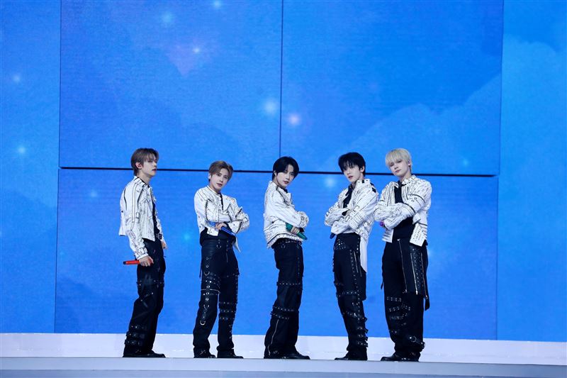 TXT一開場就花車繞場。(圖/讀者提供)