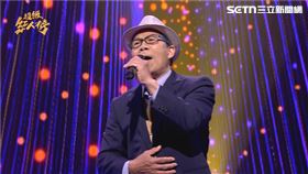 終於登上圓夢舞台的「溫老師」溫進添。（圖／超級紅人榜提供）
