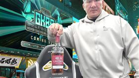 館長秀出預計用於「直播帶貨」的中國品項，包括牙膏、酒等。（圖／翻攝自館長惡名昭彰YouTube頻道）