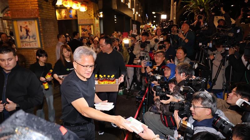 黃仁勳還體恤在場記者分送兆元宴餐盒及飲料讓記者品嘗。（圖／記者鄭孟晃攝影）