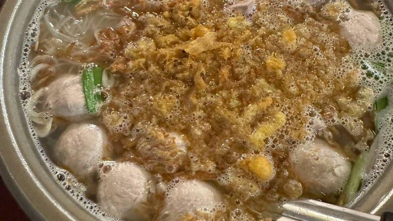 芋頭米粉湯幾乎是磚窯的招牌象徵，大砂鍋上桌，芋頭鬆軟、米粉吸飽湯汁，帶有濃濃古早味，被不少饕客點名是「一喝就回到小時候」的靈魂菜色。（圖／記者余國棟攝影）