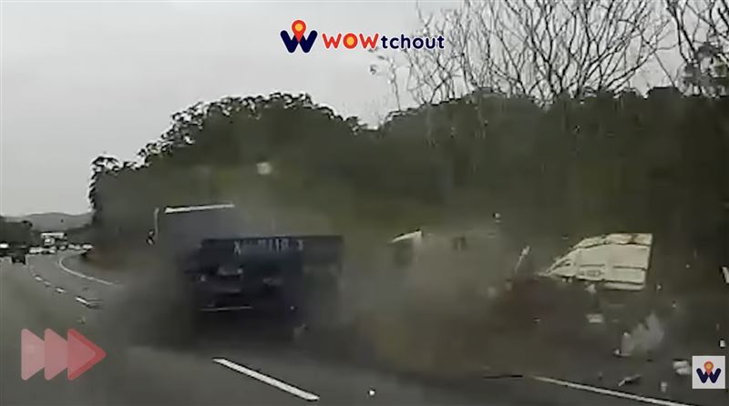 小貨車疑似故障停在路肩，卻被偏離車道的大貨車撞擊。（圖／翻攝自《WoWtchout - 地圖型行車影像分享平台》）
