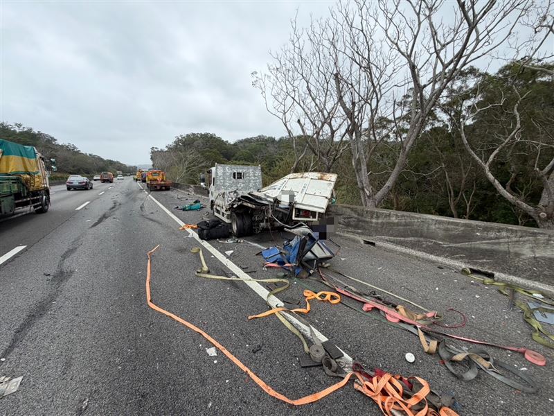49歲黃男下車查看車況，卻橫死國道上。（圖／翻攝畫面）
