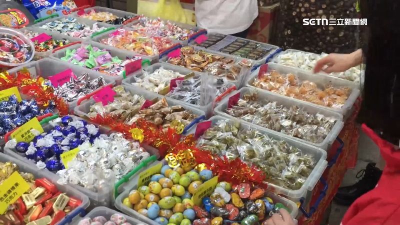 大街糖果店秤重，1克1元，種類多樣