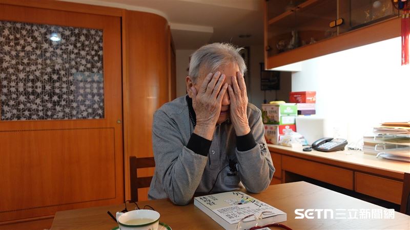 尊賢爺爺眼眶泛著淚，甚至說到一度忍不住用雙手摀著臉，然後緩緩地表示，這輩子很幸運能遇到秀珠奶奶，沒有人能比她更好了，若有下輩子，希望兩人還能相遇、成為夫妻。（圖／記者張雅筑攝）