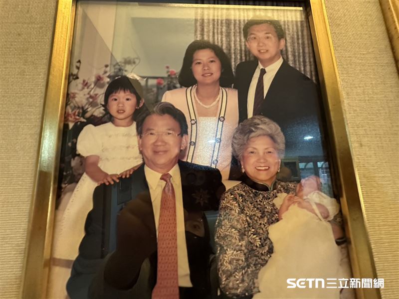 從1952年火車上的驚鴻一瞥，到跨越70載的相依相伴，尊賢爺爺與秀珠奶奶，他們兩人用一生詮釋了何謂「不老愛情」、「真愛」、「相扶相持」和「白頭偕老」。（圖／記者張雅筑翻攝）