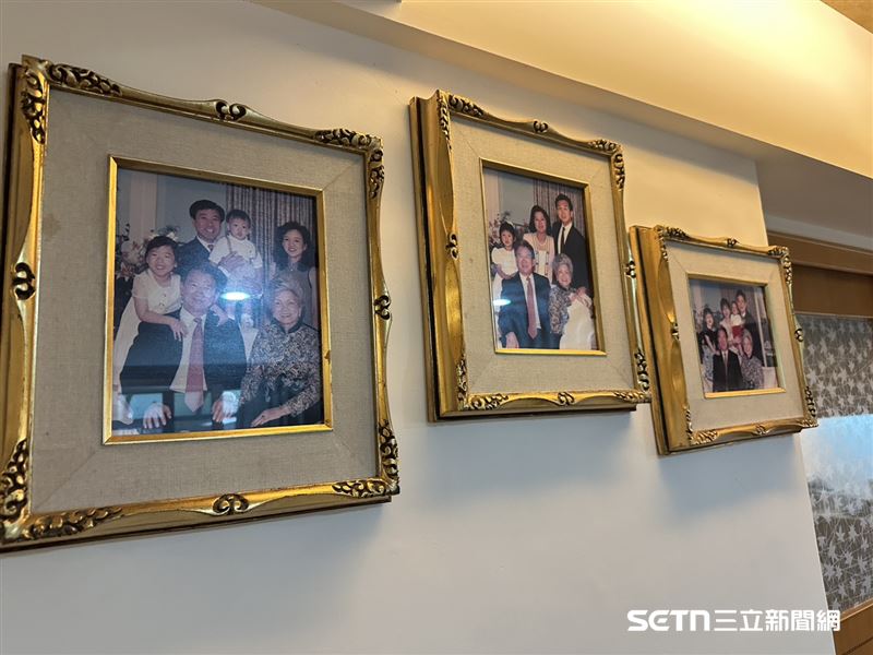秀珠奶奶過世後，尊賢爺爺就搬到台北的家居住，客廳牆上掛著一家人幸福的合照，彷彿奶奶從未離開過。（圖／記者張雅筑攝）