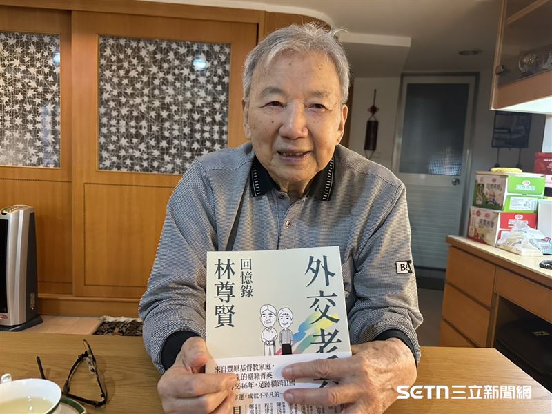 尊賢爺爺拿著回憶錄《外交老兵》，哽咽地說：「覺得很遺憾和可惜，奶奶沒有等到它出版...」但翻開這本書的第一頁，上面寫著爺爺的深情告白：「謹以此書獻給生命的伴侶及外交的夥伴&mdash;&mdash;我的妻子林秀珠。」（圖／記者張雅筑攝）