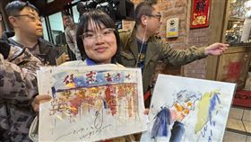 輝達執行長黃仁勳今晚在「磚窯」餐廳宴客，吸引大批粉絲包圍。現場一位街頭速寫畫家吳慶怡，自備板凳在喧鬧中即席作畫，以驚人速度捕捉黃仁勳神韻。她聽從《三立新聞網》記者的「戰略建議」調整卡位動線，果然成功等到黃仁勳現身互動，順利在剛完成的畫作上獲得親筆簽名，圓滿達成心願。（圖／記者余國棟攝影）