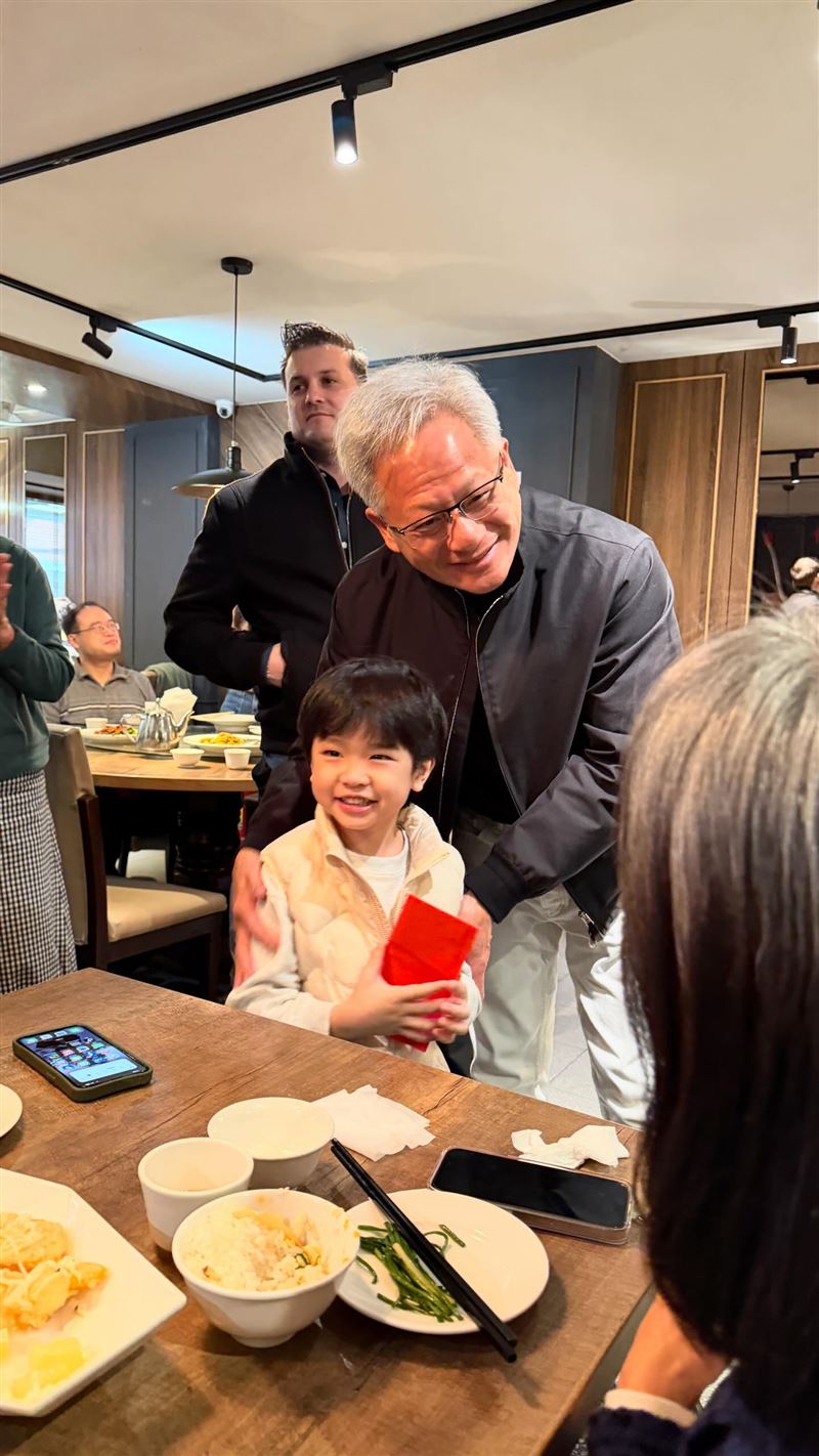 5歲男童收到黃仁勳送的生日紅包,笑容燦爛。(圖/翻攝自Threads @sabrinaa_cheng授權)