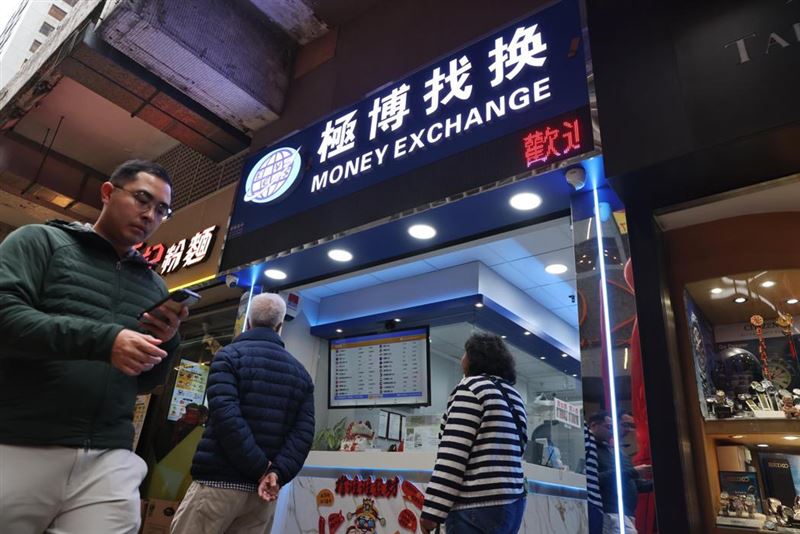 香港上環一家找換店1月30日上發生搶案，搶匪劫走裝有5,800萬日圓的背包。香港警方31日宣布偵破這起巨額搶案並逮捕六人。（圖／中通社）