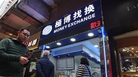 香港上環一家找換店1月30日上發生搶案，搶匪劫走裝有5,800萬日圓的背包。香港警方31日宣布偵破這起巨額搶案並逮捕六人。（圖／中通社）