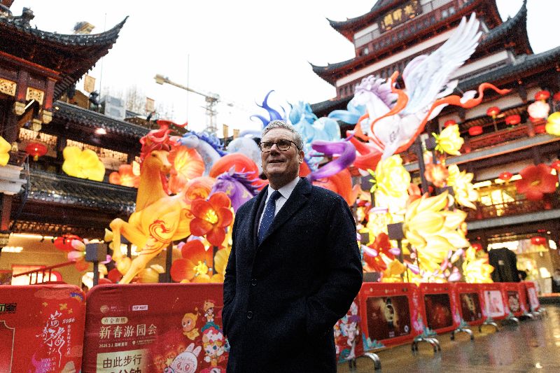 英國首相施凱爾28至31日訪問中國，期間對隨行媒體表示，他樂見中國國家主席習近平在2027年訪英。圖為施凱爾30日參訪上海豫園。（英國首相府提供）