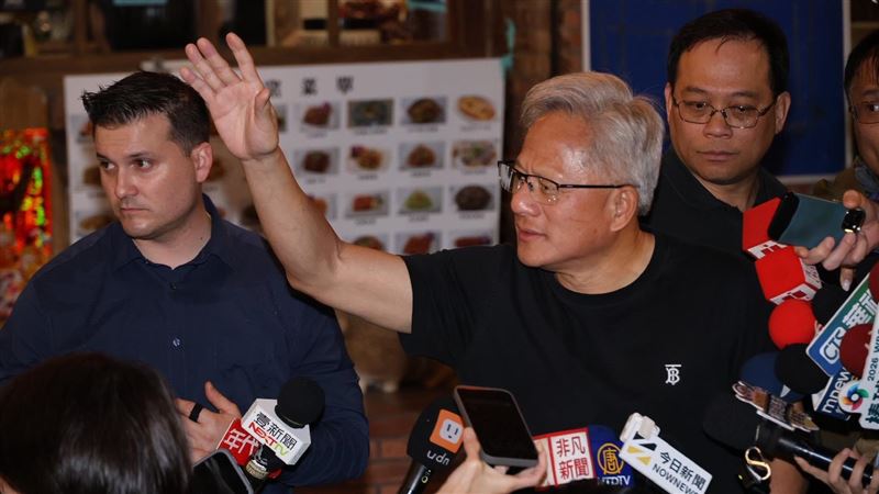 黃仁勳在進入餐廳前受訪時直言，今年將是「非常關鍵的一年」。（圖／記者鄭孟晃攝影）