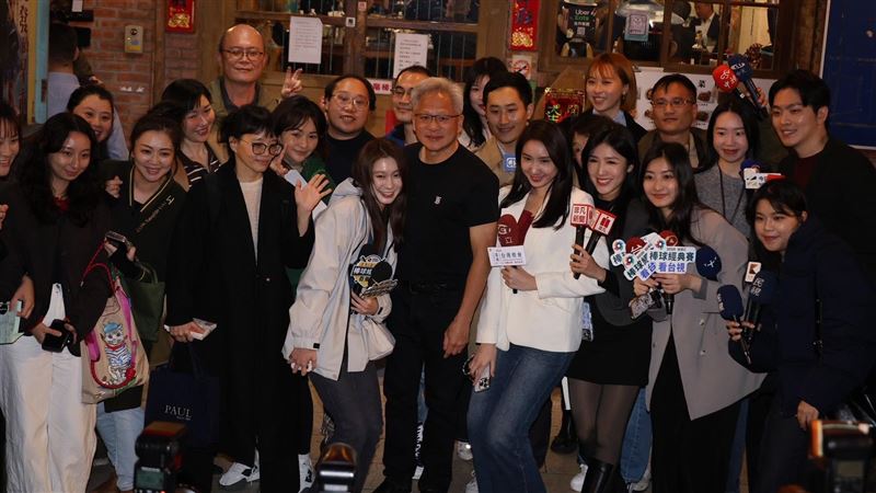 黃仁勳與記者群親切合照。（圖／記者鄭孟晃攝影）