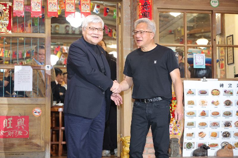 輝達（NVIDIA）執行長黃仁勳（右）31日晚間在台北宴請台廠供應鏈高層，晚間8時左右，台積電董事長暨總裁魏哲家（左）先行離場，黃仁勳親送魏哲家離開餐廳