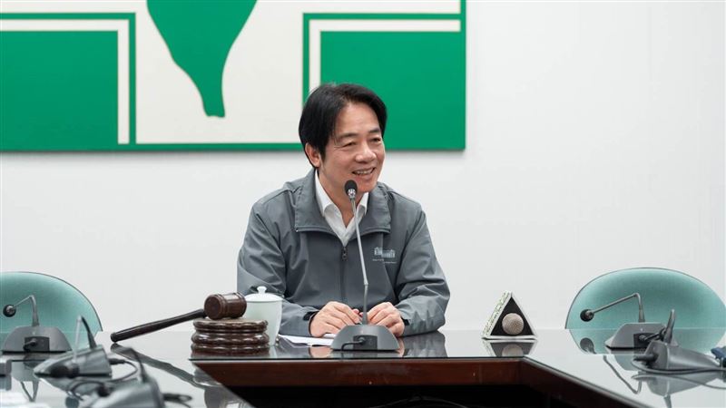 青年指點治裝 賴清德被拱穿花襯衫反應曝