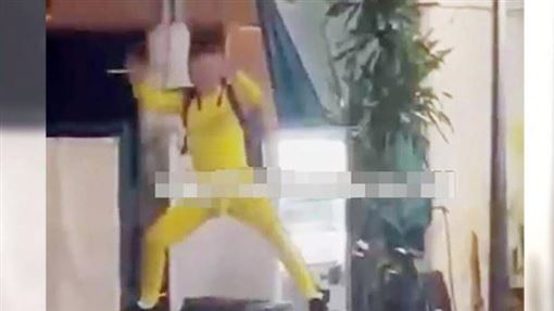 模仿李小龍太入戲　雙節棍一揮換半年刑期