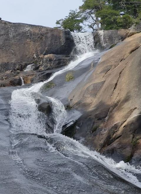 一名50歲的辣媽把弗雷瀑布當成「溜滑梯」，結果頭撞岩石慘亡。（圖／翻攝自IG @parquenacionalnahuelhuapi）