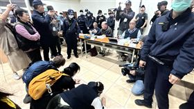 南投名間擬蓋焚化爐　反對民眾跪地盼停止會議南投縣政府規劃在名間鄉興建焚化爐，31日舉行第2階段環境影響評估範疇界定會議，反焚化爐自救會、環團成員等前往表達反對意見，有人甚至現場下跪要求停止會議。（環團提供）中央社記者鄭維真傳真　115年1月31日