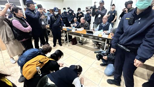 鄉民激動下跪反對蓋焚化爐　他怒嗆許淑華