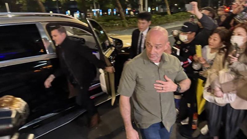 輝達黃仁勳第四度舉辦「兆元宴」，為避免往年人潮擾鄰亂象重演，今年維安規格大升級。現場祭出黑、黃、紅三色紅龍陣劃分動線，黃仁勳也改從正門大方進場。活動前，一名壯碩宛如「台版馮迪索」的貼身保鑣提前多次彩排盯場，確保動線淨空滴水不漏。（圖／記者余國棟攝影）