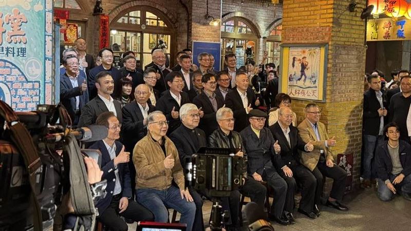 輝達黃仁勳第四度舉辦「兆元宴」，為避免往年人潮擾鄰亂象重演，今年維安規格大升級。現場祭出黑、黃、紅三色紅龍陣劃分動線，黃仁勳也改從正門大方進場。活動前，一名壯碩宛如「台版馮迪索」的貼身保鑣提前多次彩排盯場，確保動線淨空滴水不漏。（圖／記者余國棟攝影）