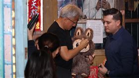 輝達執行長黃仁勳現身掀起追星熱潮，大批粉絲擠爆現場爭求簽名。為吸引目光，人群中竟有粉絲高舉當紅潮玩「Labubu」玩偶搶鏡，毛茸茸外表在人海中格外顯眼，成為有趣插曲，不過黃仁勳並未特別接過互動，僅隨後幫其簽名。（圖／記者鄭孟晃攝影）