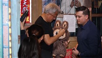 直擊／黃仁勳兆元宴　驚見「這醜怪」亂入