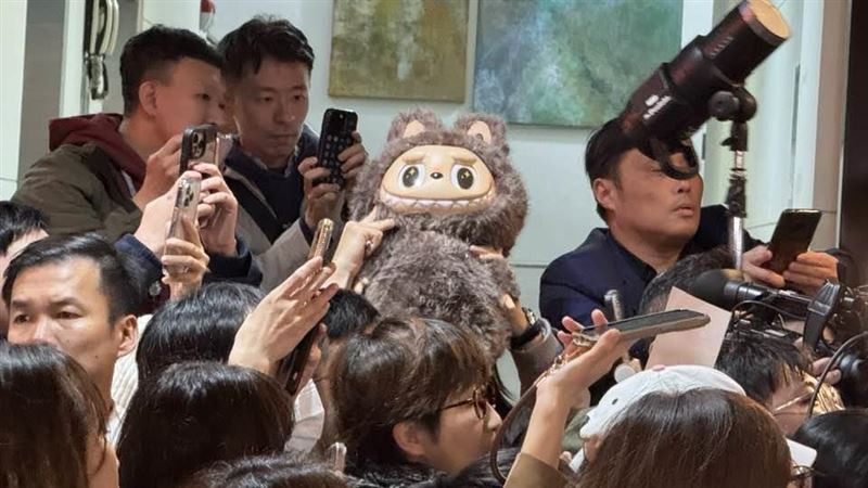 輝達執行長黃仁勳現身掀起追星熱潮，大批粉絲擠爆現場爭求簽名。為吸引目光，人群中竟有粉絲高舉當紅潮玩「Labubu」玩偶搶鏡，毛茸茸外表在人海中格外顯眼，成為有趣插曲，不過黃仁勳並未特別接過互動，僅隨後幫其簽名。（圖／記者余國棟攝影）