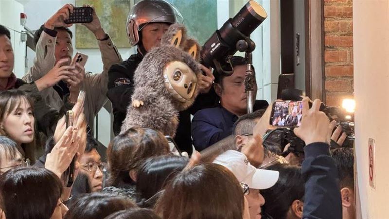 輝達執行長黃仁勳現身掀起追星熱潮，大批粉絲擠爆現場爭求簽名。為吸引目光，人群中竟有粉絲高舉當紅潮玩「Labubu」玩偶搶鏡，毛茸茸外表在人海中格外顯眼，成為有趣插曲，不過黃仁勳並未特別接過互動，僅隨後幫其簽名。（圖／記者余國棟攝影）