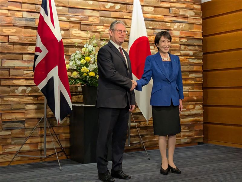 英相施凱爾和日本首相高市早苗握手致意。（圖／翻攝自X平台 @takaichi_sanae）