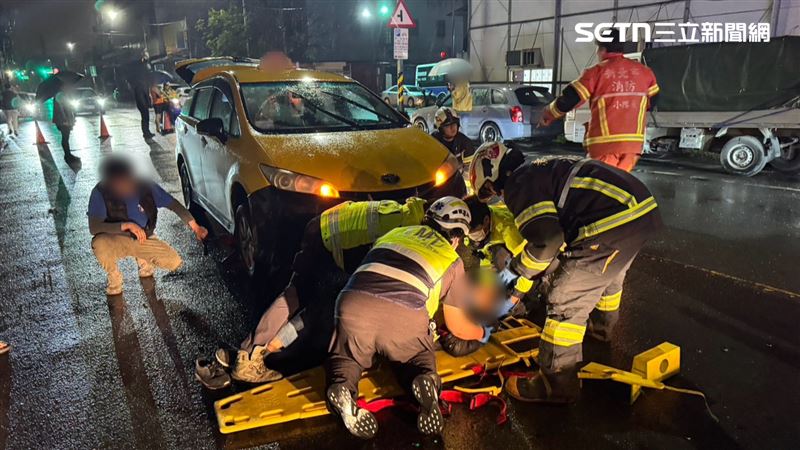 醉漢路倒被撞!人卡在小黃車底…險遭輾斃