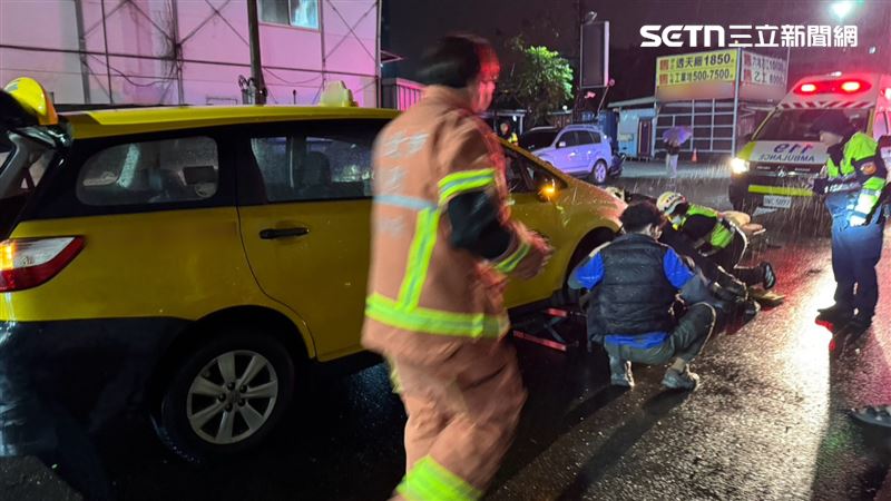 經警消協力搶救，將遭撞的男子拖出並送醫治療。（圖／翻攝畫面）