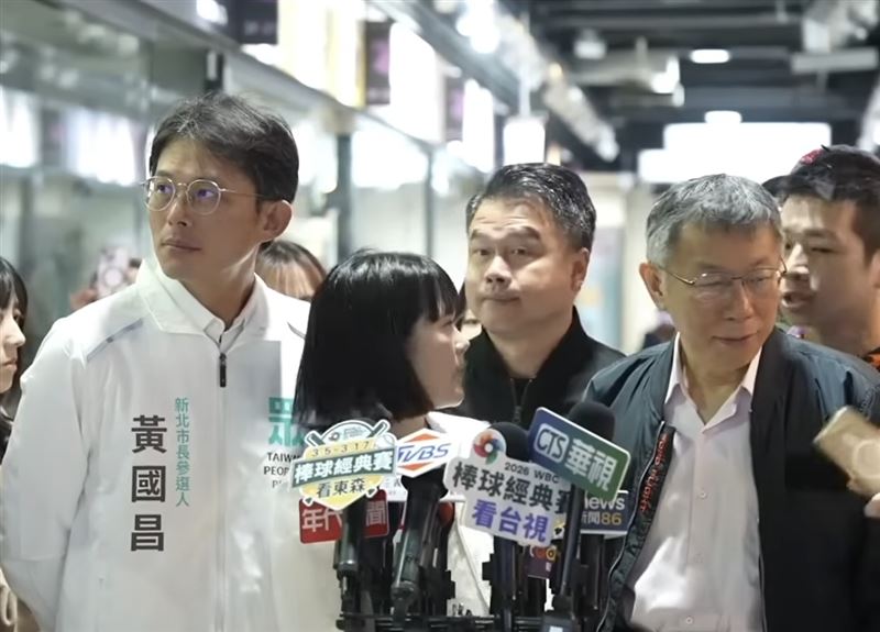 網友質疑黃國昌使眼色「衝康」柯文哲。(圖／翻攝自民眾之聲YouTube)